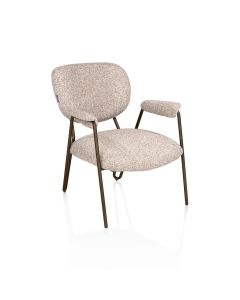 Fauteuil Joan met boucl&eacute;-look bekleding in beige en Steel Brown metalen frame, schuin van voren gefotografeerd.