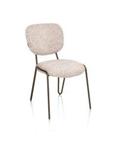 Eetkamerstoel Joan met lichte boucl&eacute;-look bekleding en Steel Brown metalen frame, schuin van voren gefotografeerd.