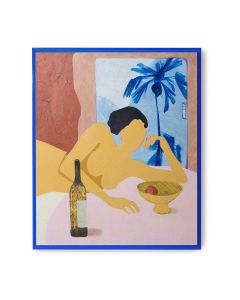 Wanddecoratie Catch My Drift met een liggende gele figuur, fles, fruitschaal, blauwe palmbomen en diepblauwe lijst