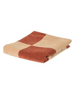 Opgevouwen WOOOD Zena plaid in roestbruin en beige met geblokt dessin.