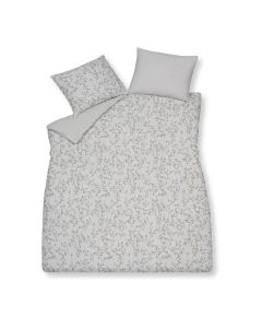 Dekbedovertrekset Flanel Livingston in thyme met subtiele bladerenprint in groentinten op een grijs m&ecirc;l&eacute; achtergrond.