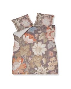 Vintage Bloom Multi dekbedovertrek van Vandyck met groot bloemendessin in warme bruin-, cr&egrave;me- en terracottatinten op een donkerbruine achtergrond.