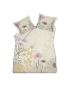 Midsummer Night Multi dekbedovertrek van Vandyck met getekende bloemen in zachte pastelkleuren op een cream tan achtergrond.