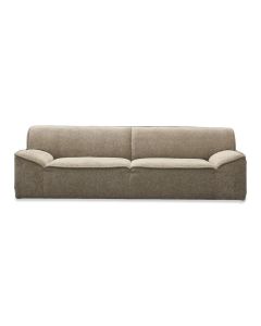 Trendhopper 3-Zitsbank Quinto in een neutrale beige taupe stof met lage schuin oplopende armleuningen.