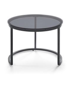 Warana bijzettafel van Baenks met rond donker glazen blad en zwart metalen onderstel.