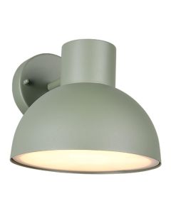 Elbe buitenwandlamp in zachtgroene kleur met halfronde metalen kap, schuin van voren.