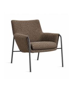 Design on Stock fauteuil Nuria in bruin gem&ecirc;leerde stof met slank zwart metalen frame, schuin van voren gezien.
