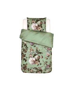 Essenza Fleur dekbedovertrek Quiet Green met klassiek bloemendessin en effen groene omslag op een eenpersoonsbed.