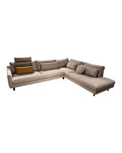 Design on Stock hoekbank Elliot in gem&ecirc;leerde beige stof met chaise longue, losse rugkussens en slanke zwarte poten.