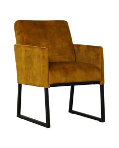 Eetkamerstoel Witney met gesloten armleuningen, cognackleurige bekleding en zwart metalen sledeframe.