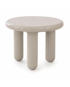 COCOmaison Mauro bijzettafel in cr&egrave;me met rond blad en drie cilindervormige poten.