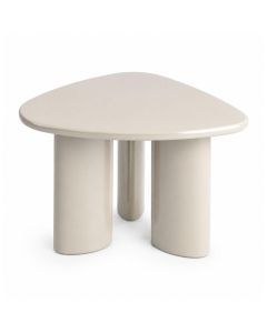 Organische COCOmaison bijzettafel Jonne in cr&egrave;me met glanzend driehoekig tafelblad en drie cilindervormige poten.