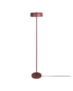 Leitmotiv vloerlamp Riqueza Palo in Burgundy Red met een slank metalen ontwerp en minimalistische uitstraling.