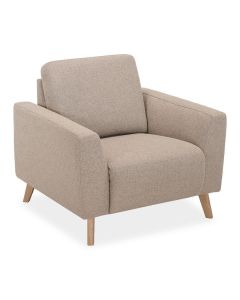 Fauteuil Nyborg in lichtbruin met lage rugleuning, los rugkussen en naturel houten poten