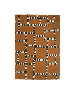 Vloerkleed Stripescape in caramelbruin met verhoogd zwart-wit gestreept grafisch patroon.