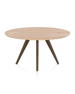 Schuin vooraanzicht van de ronde XOOON eetkamertafel Arvada met naturel eikenhouten blad en Steel Brown onderstel