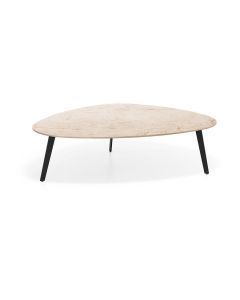 Vooraanzicht van salontafel Gajiru met een licht keramieken Cremona-blad en slanke zwarte metalen poten