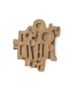 Vooraanzicht van de aardekleurige keramieken wandsculptuur van HKliving met abstract geometrisch reli&euml;f