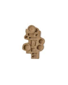 Compacte keramieken wandsculptuur in een warme aardetint met abstract geometrisch reli&euml;f