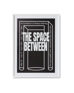 The Space Between zwart-witposter met grafische typografie in een witte lijst