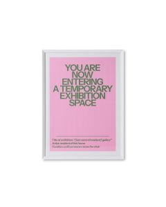 Roze poster met witte tekst en witte lijst, staand tegen een muur