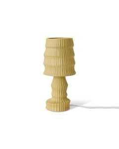 Mosterdgele keramische tafellamp met verticale groeven op een witte achtergrond