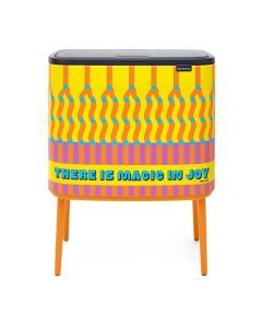 Brabantia Bo Touch Bin Yinka Ilori met geel, oranje, roze en blauw dessin op oranje poten.