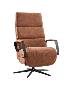 INHOUSE relaxfauteuil Helara L cognac met zwarte metalen armleuningen en 5-teensvoet.