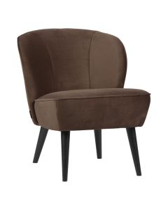 WOOOD fauteuil Sara in donkerbruin velvet met afgeronde rug en zwarte poten.