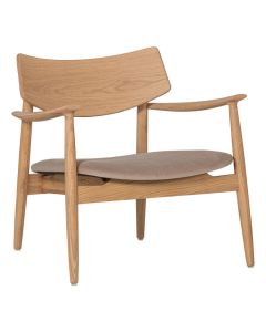 WOOOD fauteuil Bask van naturel eikenhout met gebogen rugleuning en beige velvet zitting.
