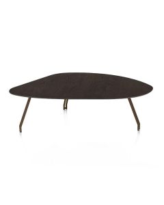 Henders & Hazel Mogana salontafel van donker eiken fineer met organisch gevormd blad en slanke poten in steelbrown.