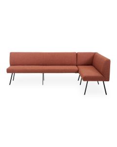 Schuin vooraanzicht van eetkamerbank Kotara van Profijt Meubel met warme bruine bekleding en dunne metalen poten