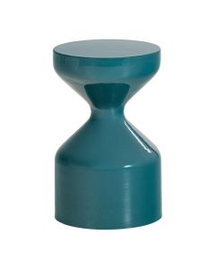 Petrolblauwe WOOOD Floyd bijzettafel van glanzend metaal met een opvallende zandlopervorm, vrijstaand tegen een witte achtergrond.