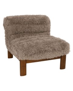 Urban Nature Culture fauteuil Poodle Hair in warm taupe met zachte poodle-stof en houten poten, vrijstaand gefotografeerd.