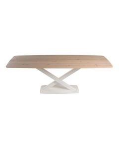 Eettafel Oxxi met licht houten blad en witte X-poot, frontaal weergegeven tegen een neutrale achtergrond