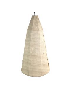 Hanglamp met hoge, taps toelopende kap van natuurlijke stof in beige kleur, staand weergegeven tegen een witte achtergrond.