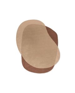 Vloerkleed Element Moore Caramel met organische vormen en gelaagd patroon in verschillende bruintinten, gefotografeerd van bovenaf op een witte achtergrond.