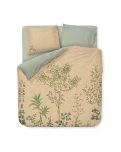 Het Fata Morgana 2-persoons dekbedovertrek in een rustige slaapkamer, met een combinatie van zachte kleuren en weelderige bloesembomen.