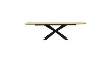 Vooraanzicht eettafel Gaya van Trendhopper met licht teak blad met ronde hoeken en zwart houten kruispoot.