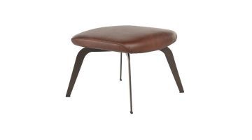 Bert Plantagie hocker Zyba in bruin leer met metalen poten op witte achtergrond