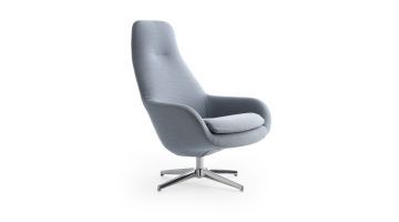 Stijlvolle draaifauteuil met een lichtblauwe bekleding, staand op een verchroomde vierpoot. Perfect voor een moderne woonkamer.