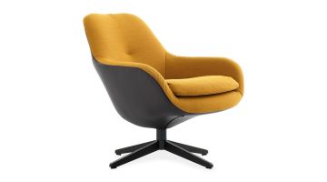 Stijlvolle draaifauteuil met een gele bekleding en een zwarte buitenkant, perfect voor een moderne woonkamer.