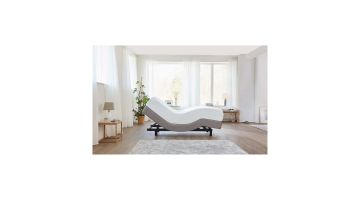 TEMPUR Zero G 400 elektrisch verstelbaar bed in Zero Gravity positie in een lichte slaapkamer