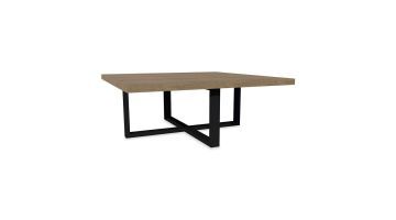 Qube salontafel met naturel massief eiken blad en zwart metalen onderstel.