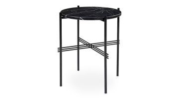 Gubi bijzettafel 'The Standard' uitgevoerd met een zwart frame en een rond tafelblad van zwart marmer. Getoond op witte achtergrond.