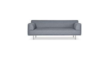 Strakke, grijze 3-zits bank met minimalistisch design op metalen poten, afgebeeld op een witte achtergrond.