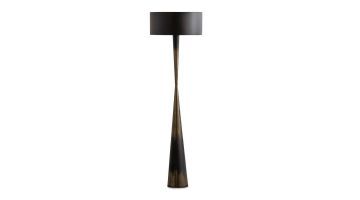 Slanke vloerlamp Blackout Too met zwarte lampenkap en metalen voet met antique brass afwerking.