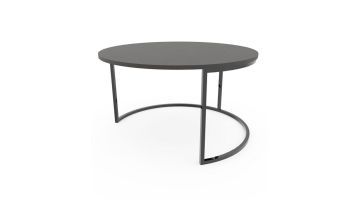 De ronde salontafel Steel met zwart blad en open zwart stalen onderstel.