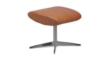 Hocker Sesto van Topform uitgevoerd in bruin leder. Vrijstaand getoond op een witte achtergrond.