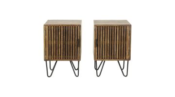Nachtkastje set van 2 Tweak van mangohout met verticale latjes op de deuren en zwarte haarspeldpoten, staand naast elkaar.
